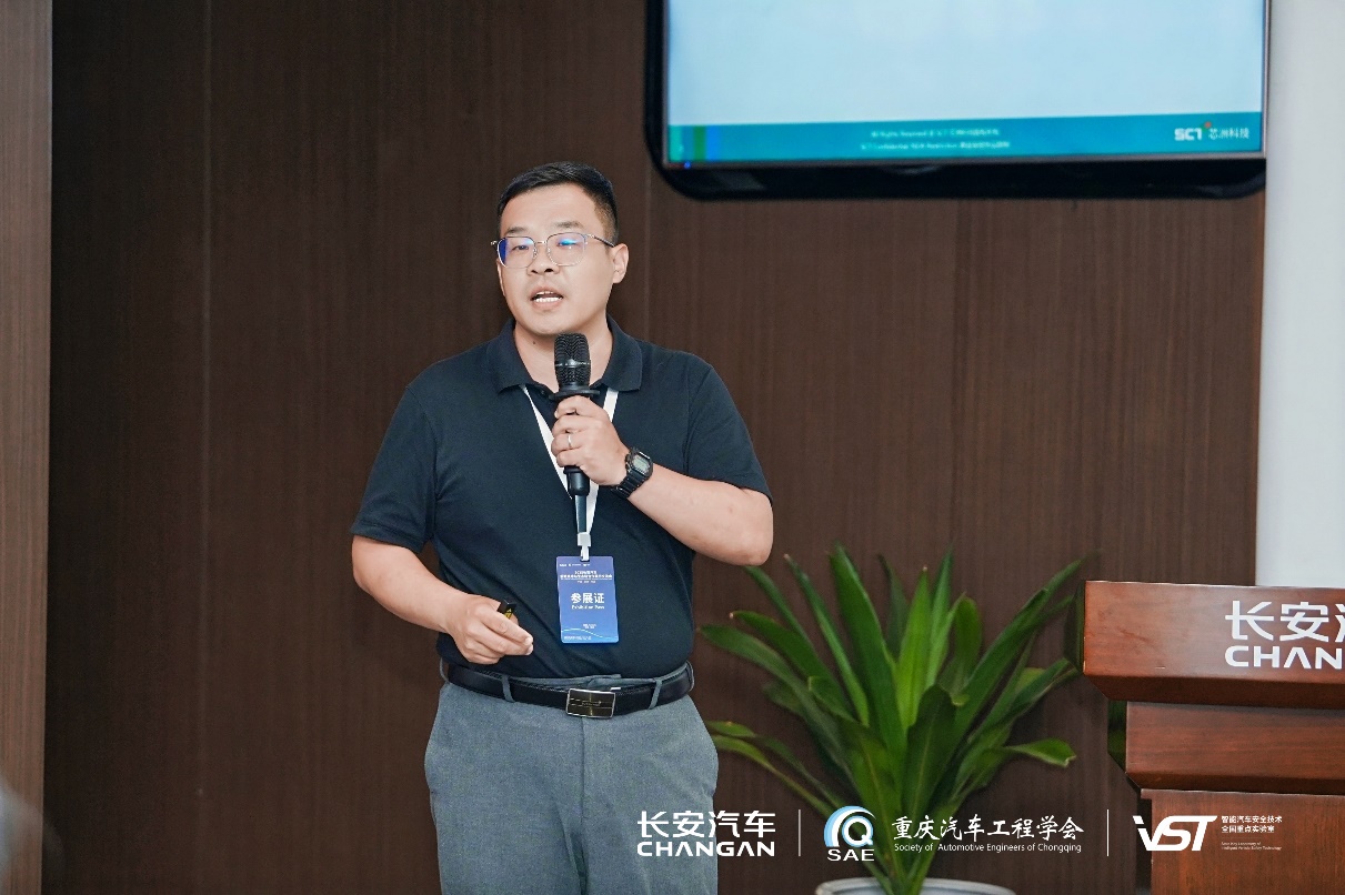 戴帽子的人在电视前AI 天生的内容可能不正确。